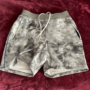 Woven lulu shorts. 7 in.